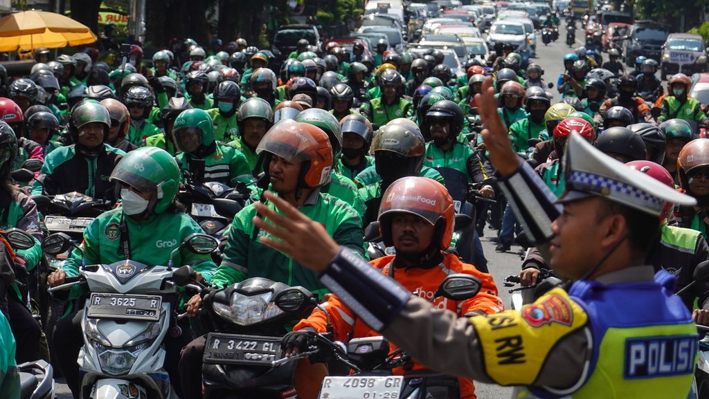 Massa Buruh di Yogya Gelar Aksi Dukung Demo Ojol Hari Ini Massa Buruh di Yogya Gelar Aksi Dukung Demo Ojol Hari Ini