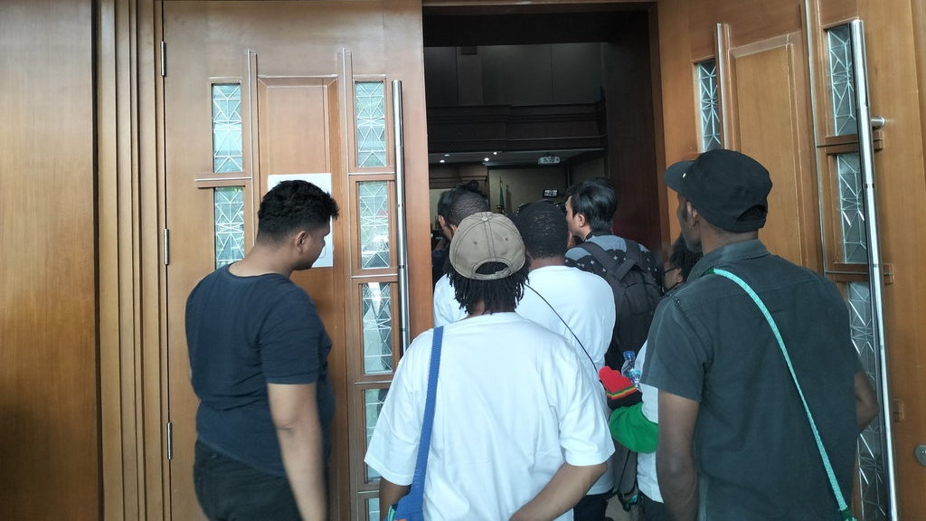 Sejumlah Pendukung Saksikan Langsung Vonis Lukas Enembe Sejumlah Pendukung Saksikan Langsung Vonis Lukas Enembe