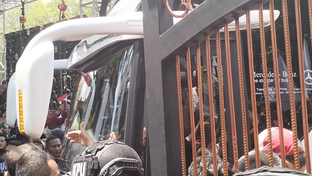Bus Rombongan Megawati & Ketum Parpol Sulit Masuk Gedung KPU Bus Rombongan Megawati & Ketum Parpol Sulit Masuk Gedung KPU