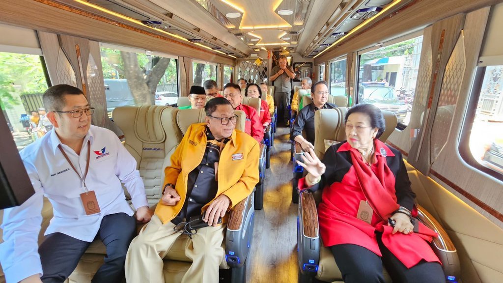 Megawati & Elite Parpol Pengusung Ganjar-Mahfud Naik Bus ke KPU