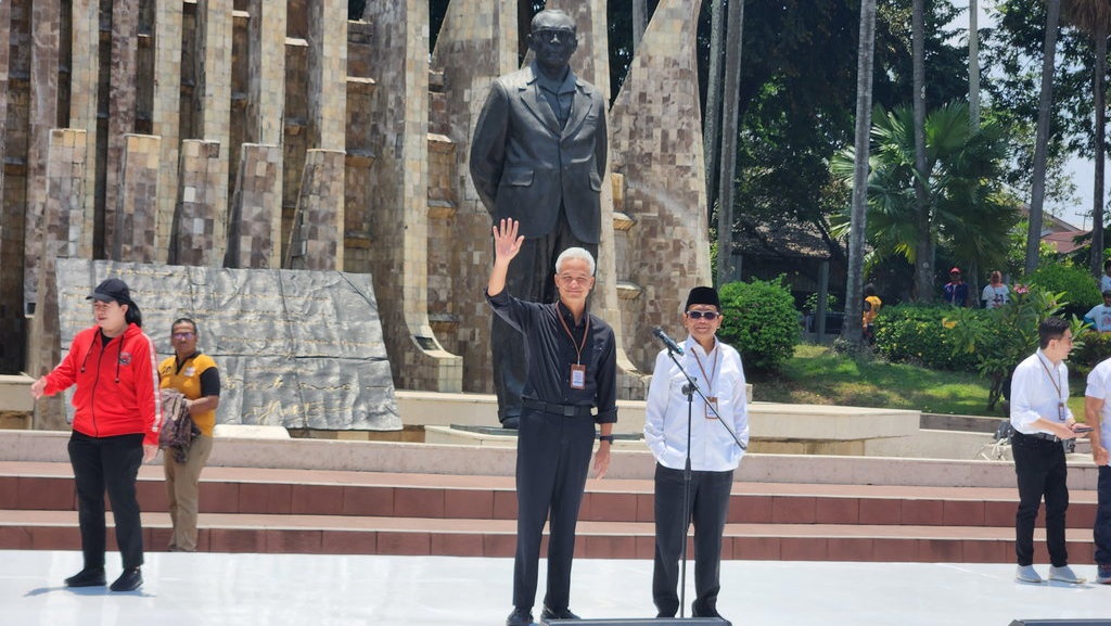 Sapa Pendukungnya di Tugu Proklamasi, Ganjar: I Love You Full