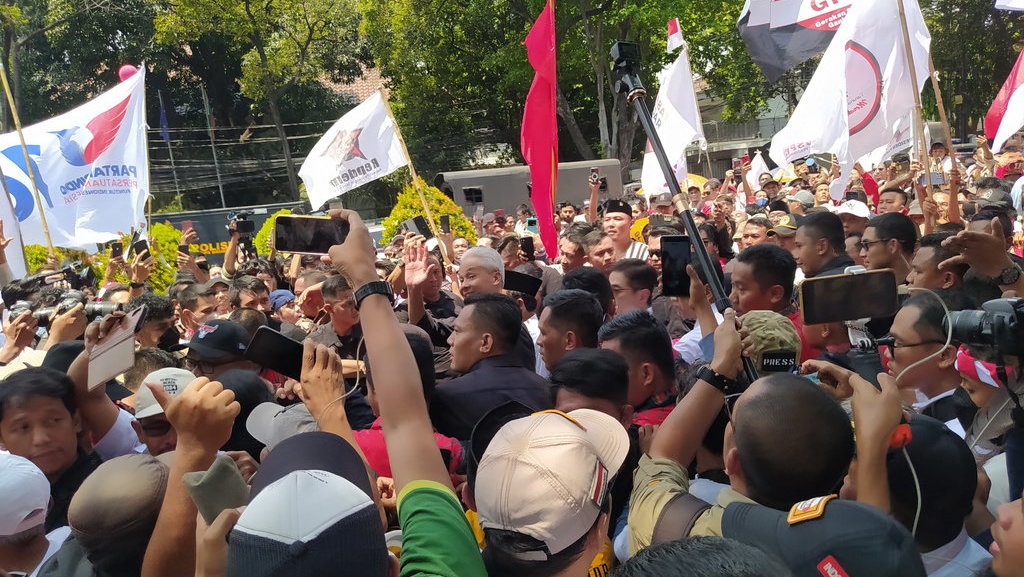 Ganjar-Mahfud Dekati Gedung KPU Sambil Jalan Kaki Ganjar-Mahfud Dekati Gedung KPU Sambil Jalan Kaki