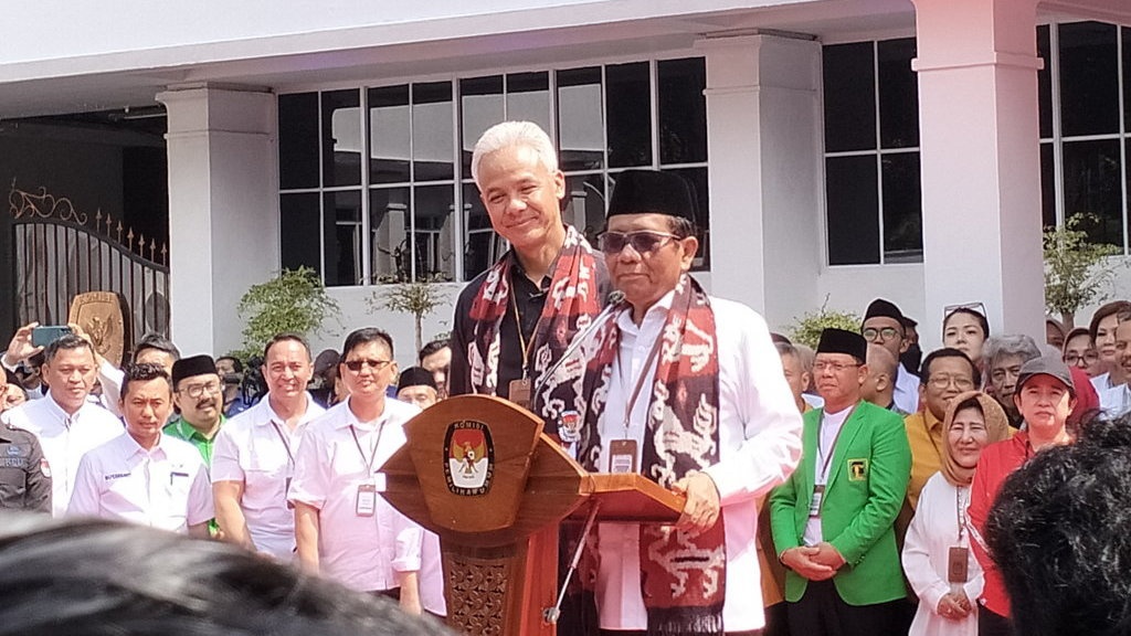Mahfud Sebut Kemeja Putih Sempat Disimpan Ibunya di Madura