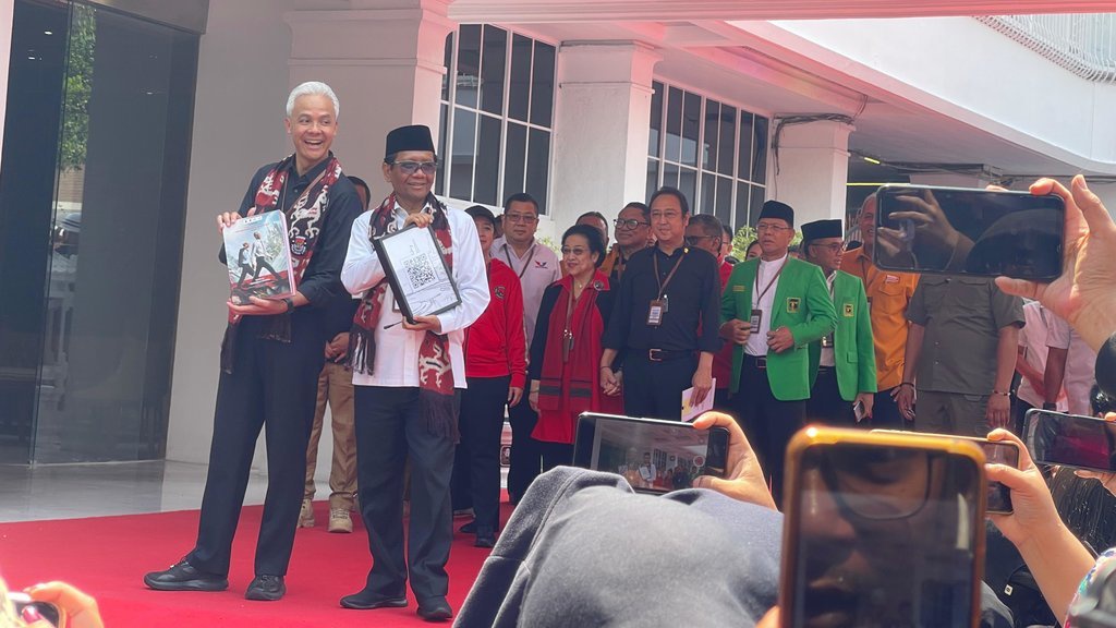 Ganjar-Mahfud Resmi Daftar Pilpres Yakin Indonesia Lebih Maju Ganjar-Mahfud Resmi Daftar Pilpres Yakin Indonesia Lebih Maju