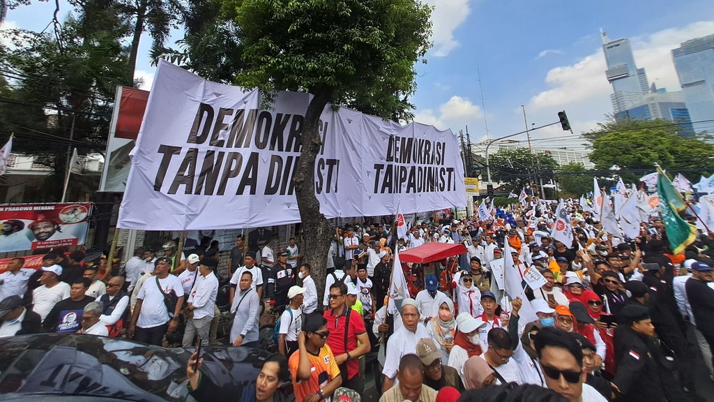Pendukung Anies-Cak Imin Pasang Baliho Pendukung Anies-Cak Imin Pasang Baliho
