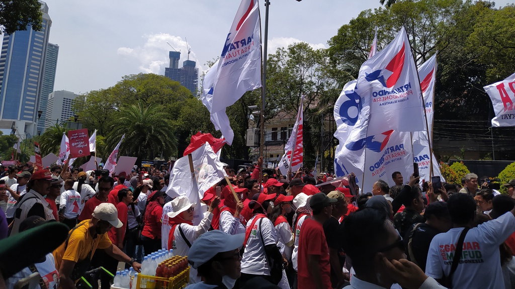 Massa Pendukung Ganjar-Mahfud Penuhi Depan Gedung KPU