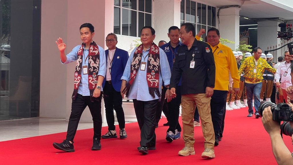 Prabowo-Gibran Tinggalkan KPU usai Resmi Jadi Peserta Pilpres Prabowo-Gibran Tinggalkan KPU usai Resmi Jadi Peserta Pilpres