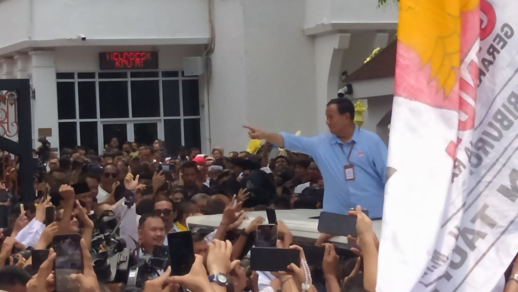 Prabowo Tak Satu Mobil dengan Gibran saat Tinggalkan Gedung KPU Prabowo Tak Satu Mobil dengan Gibran saat Tinggalkan Gedung KPU