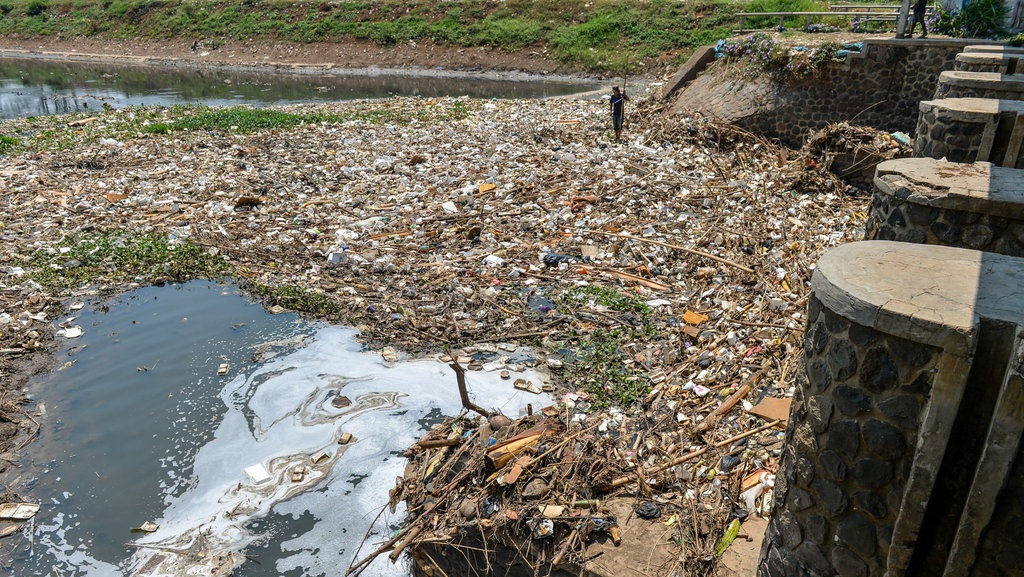 15 Upaya Mengatasi Pencemaran Lingkungan: Individu & Pemerintah 15 Upaya Mengatasi Pencemaran Lingkungan: Individu & Pemerintah