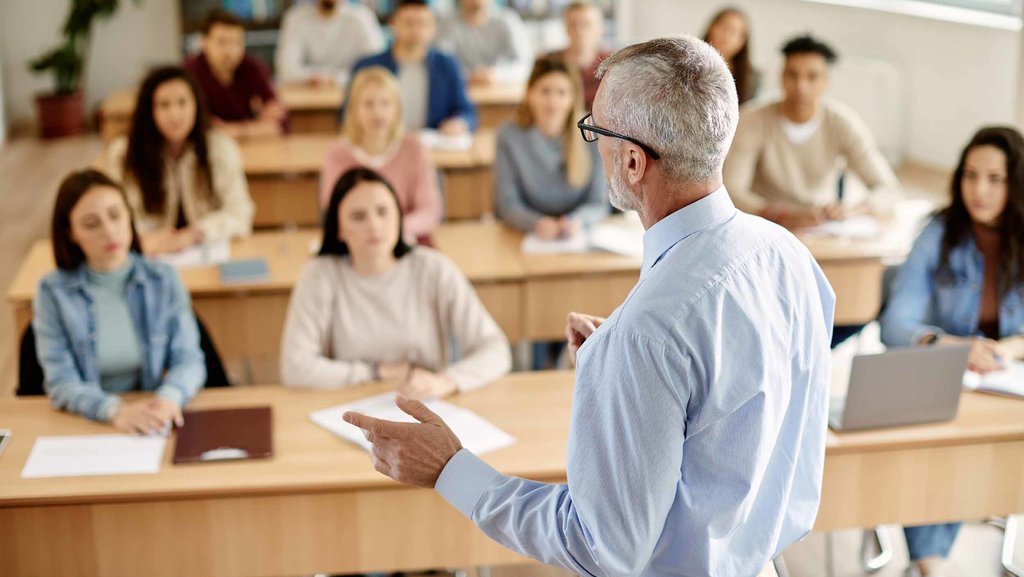 Kemendiktisaintek Usul Tambahan Rp5,9 T, Fokus Beasiswa & Dosen Kemendiktisaintek Usul Tambahan Rp5,9 T, Fokus Beasiswa & Dosen