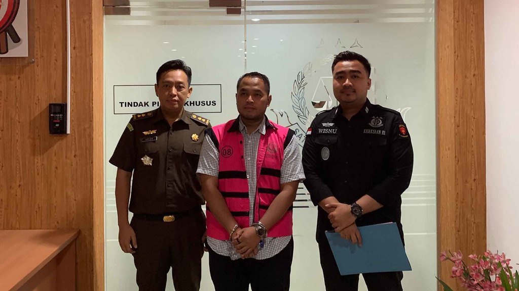 Kejari Jaksel Tetapkan Kepala Hudev UI Jadi Tersangka Kasus BTS Kejari Jaksel Tetapkan Kepala Hudev UI Jadi Tersangka Kasus BTS