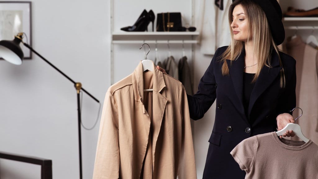 Cara Pilih Blazer, Tank Top, dan Celana Dalam Wanita untuk OOTD Cara Pilih Blazer, Tank Top, dan Celana Dalam Wanita untuk OOTD