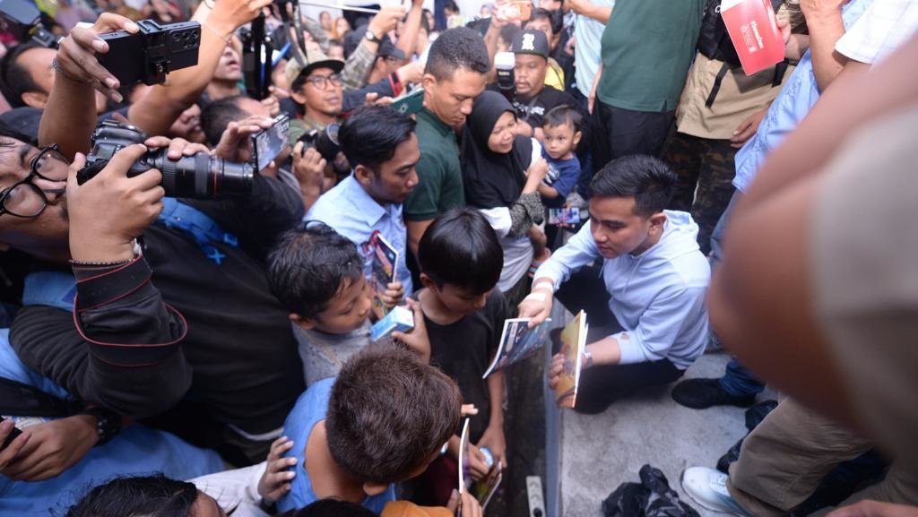 Gibran Bagikan Susu ke Warga Penjaringan saat Kampanye Perdana