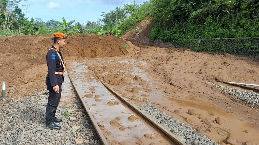 12 Perjalanan KA Terdampak Longsor di Karanggandul Banyumas 12 Perjalanan KA Terdampak Longsor di Karanggandul Banyumas