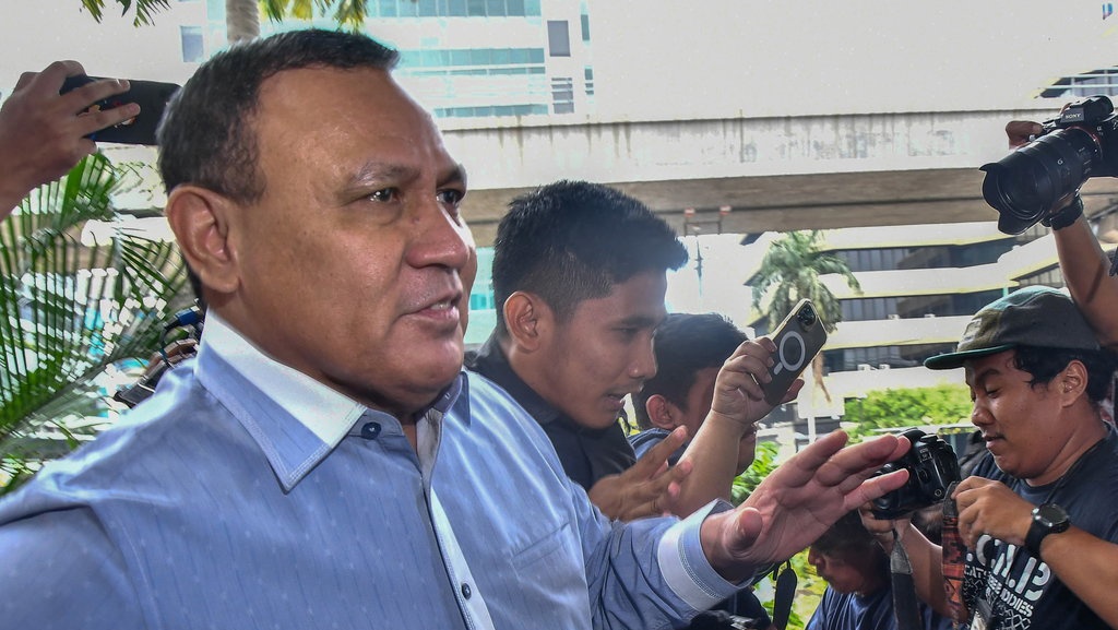 Firli Sibuk Santuni Anak Yatim-Olahraga usai Nonaktif dari KPK