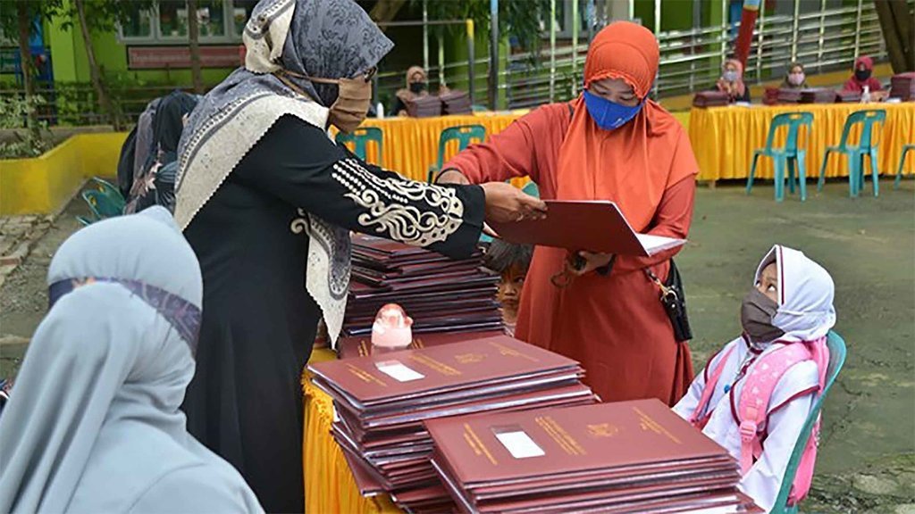 10 Inspirasi Outfit Ambil Raport Hijab yang Resmi dan Elegan 10 Inspirasi Outfit Ambil Raport Hijab yang Resmi dan Elegan