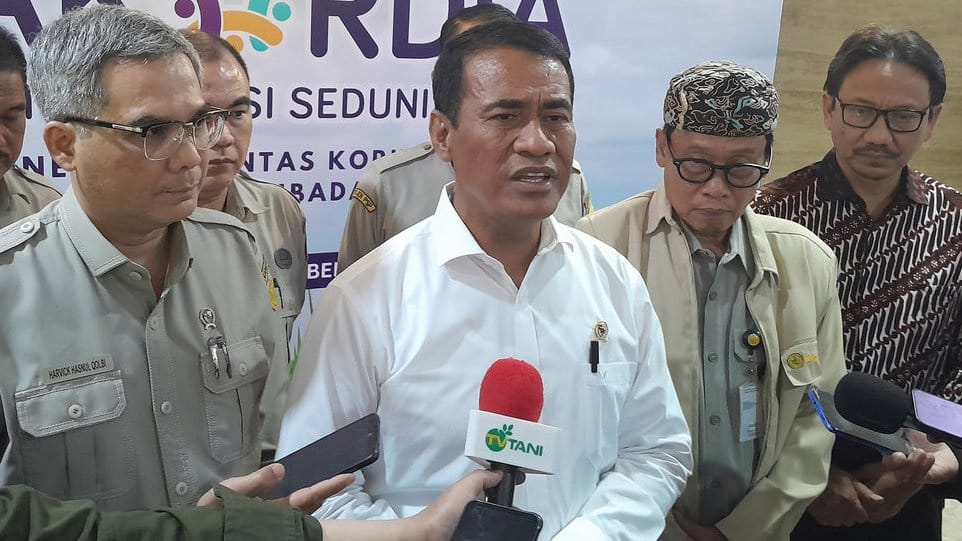 Menakar Urgensi Wacana Mentan Amran Bagi-Bagi Traktor ke Petani Menakar Urgensi Wacana Mentan Amran Bagi-Bagi Traktor ke Petani