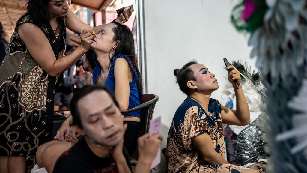 Lenggak-Lenggok Peragaan Busana Kelompok Minoritas Transpuan Lenggak-Lenggok Peragaan Busana Kelompok Minoritas Transpuan