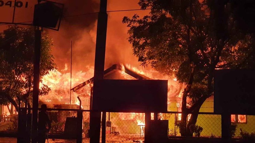 Kepolisian Pertebal Pengamanan Prosesi Pemakaman Lukas Enembe Kepolisian Pertebal Pengamanan Prosesi Pemakaman Lukas Enembe