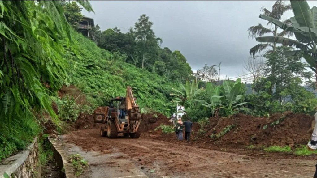 Jalan Penghubung Tanah Datar ke Payakumbuh Terdampak Longsor