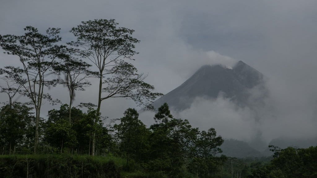 Merapi Erupsi Lagi, Hujan Abu Vulkanik Melanda Klaten & Boyolali Merapi Erupsi Lagi, Hujan Abu Vulkanik Melanda Klaten & Boyolali