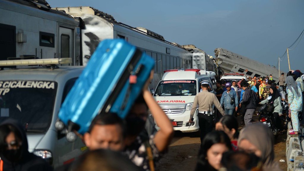 Cerita Penumpang KA Turangga Terlempar dari Kursi saat Tabrakan Cerita Penumpang KA Turangga Terlempar dari Kursi saat Tabrakan