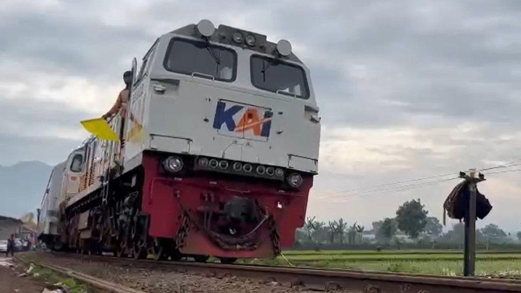 KAI Sebut Jalur Haurpugur-Cicalengka Sudah Bisa Dilewati Kereta KAI Sebut Jalur Haurpugur-Cicalengka Sudah Bisa Dilewati Kereta