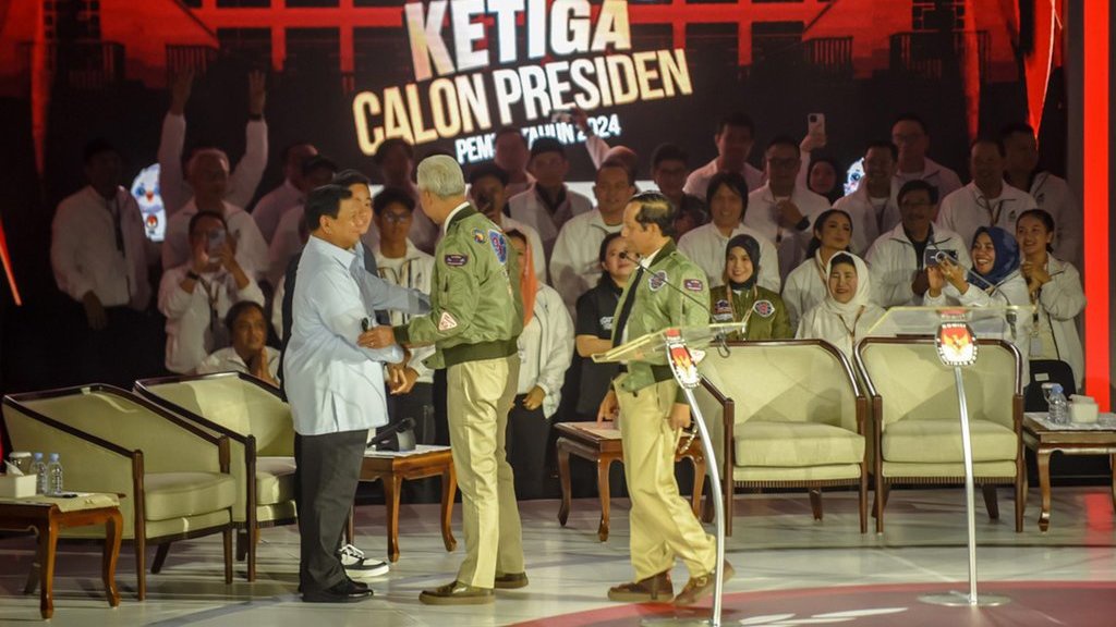 Debat Ketiga Capres Usai, Prabowo dan Anies Tak Bersalaman Debat Ketiga Capres Usai, Prabowo dan Anies Tak Bersalaman