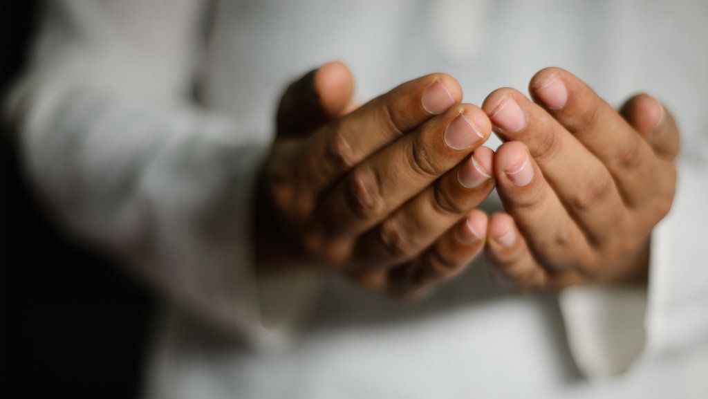 Bacaan Doa Qunut Subuh Lengkap Arab, Latin, dan Artinya