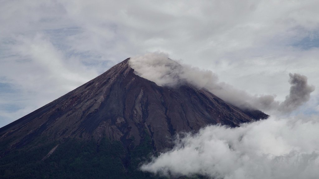 Puluhan Warga Mengungsi Akibat Banjir Lahar Dingin Gunung Semeru Puluhan Warga Mengungsi Akibat Banjir Lahar Dingin Gunung Semeru