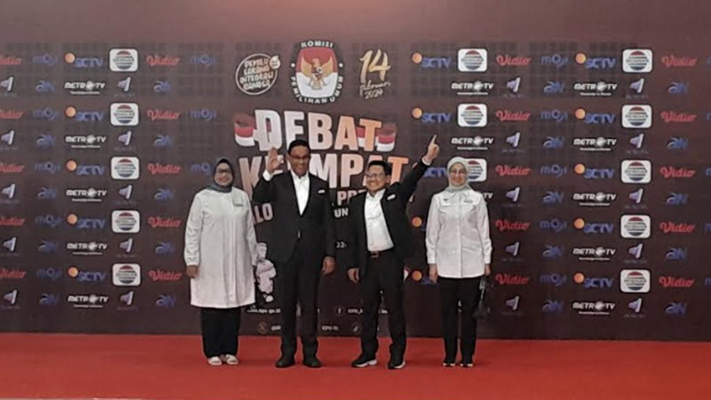 Anies-Cak Imin Tiba di Lokasi Debat Kompak Didampingi Istri Anies-Cak Imin Tiba di Lokasi Debat Kompak Didampingi Istri