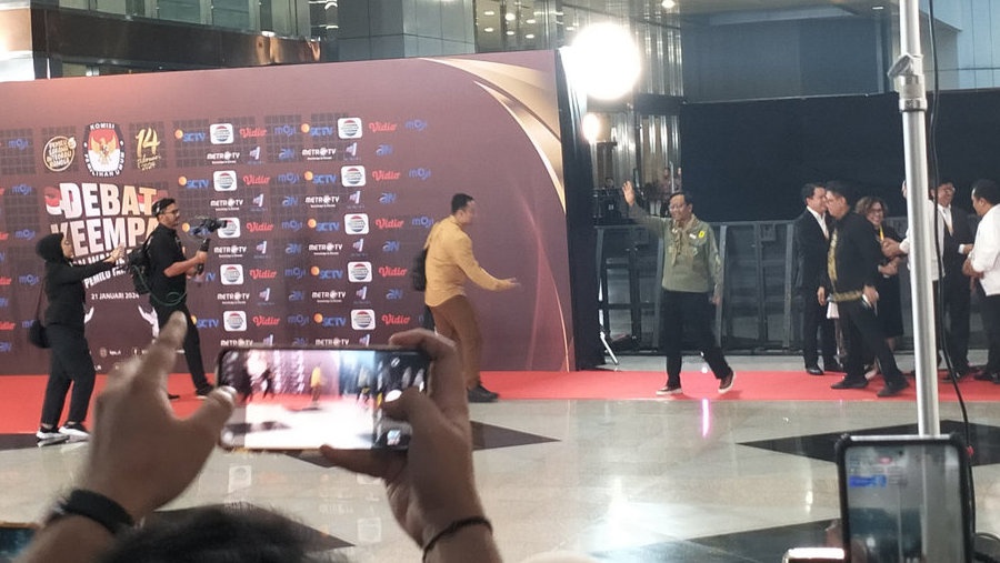 Mahfud MD Kenakan Baju ala Mapala Hijau di Debat Keempat Pilpres Mahfud MD Kenakan Baju ala Mapala Hijau di Debat Keempat Pilpres