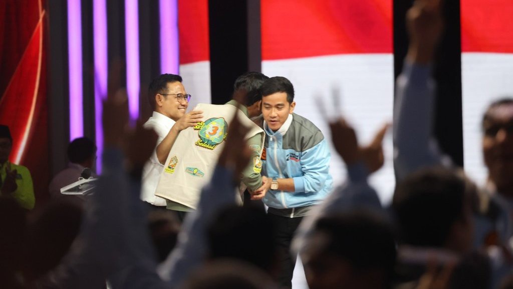 Momen Gibran Ucapkan Terima Kasih ke Mahfud dan Imin saat Debat Momen Gibran Ucapkan Terima Kasih ke Mahfud dan Imin saat Debat