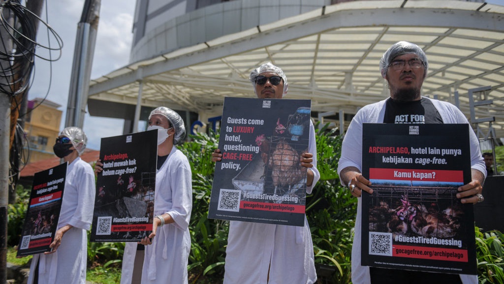 Sejumlah Aktivis Gelar Aksi Simbolik di Depan Hotel Aston