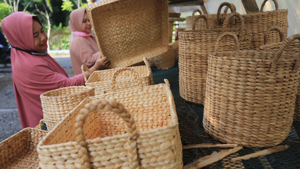 Contoh Kerajinan Bahan Keras, Pengertian & Teknik Pembuatannya Contoh Kerajinan Bahan Keras, Pengertian & Teknik Pembuatannya