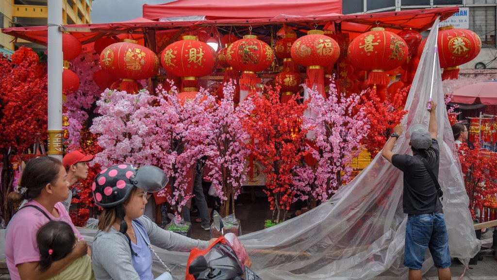 Berburu Pernak-Pernik Imlek di Kawasan Pecinan Glodok