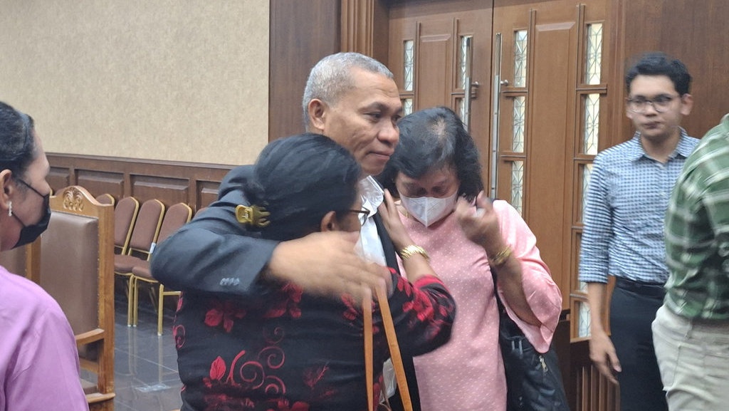 Pengacara Lukas Enembe Divonis 4,5 Tahun Bui & Denda Rp150 Juta Pengacara Lukas Enembe Divonis 4,5 Tahun Bui & Denda Rp150 Juta