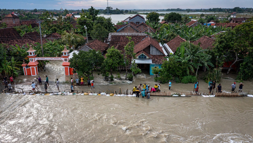 Banjir Demak Meluas, 8.170 Warga Mengungsi Banjir Demak Meluas, 8.170 Warga Mengungsi