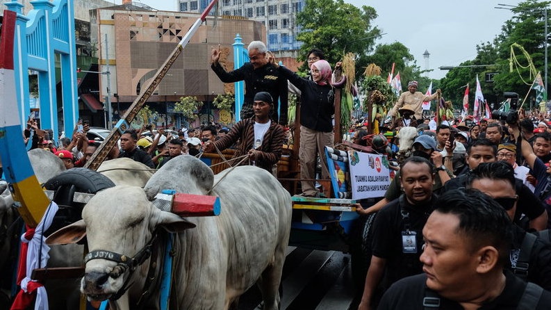 Kampanye Akbar di Solo: Ganjar-Mahfud Pawai Naik Gerobak Sapi