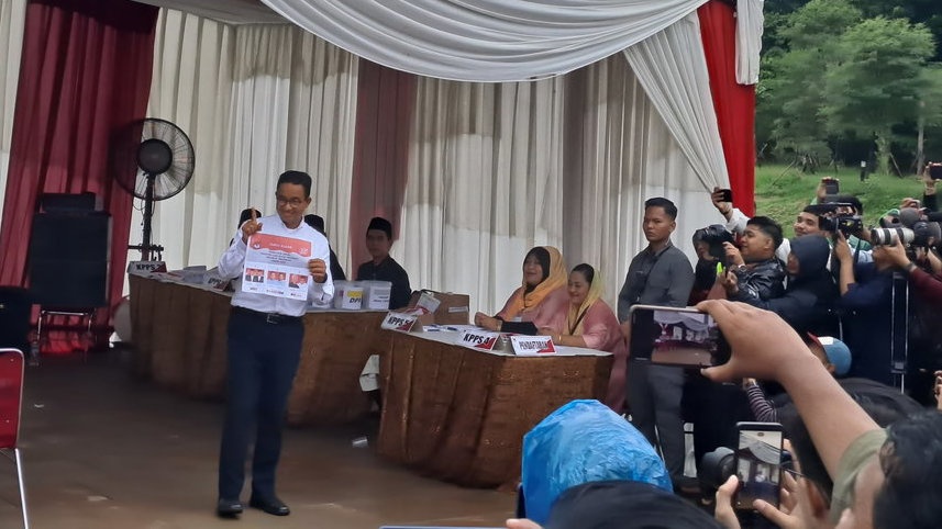 Anies & Keluarga Kompak Pakai Baju Putih Nyoblos di Cilandak