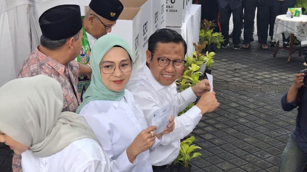 Momen Cak Imin Nyoblos Pemilu di TPS Kemang Bersama Keluarga Momen Cak Imin Nyoblos Pemilu di TPS Kemang Bersama Keluarga