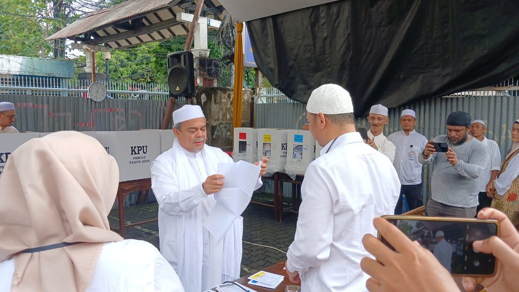 Rizieq Shihab Membolak-balikkan Surat Suara sebelum Nyoblos