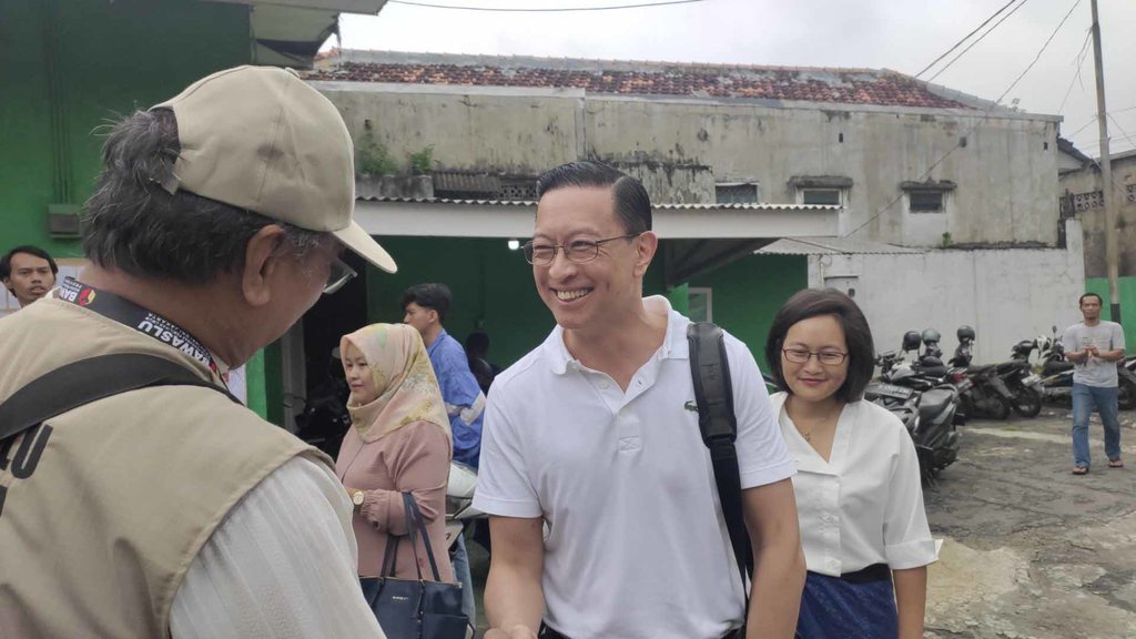 Tom Lembong dan Istrinya Tiba di TPS 08 Grogol Utara