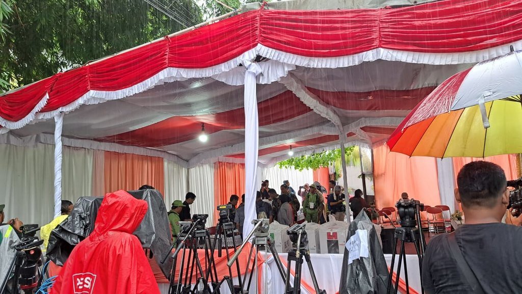 TPS Ganjar Pranowo di Semarang Diguyur Hujan Deras TPS Ganjar Pranowo di Semarang Diguyur Hujan Deras