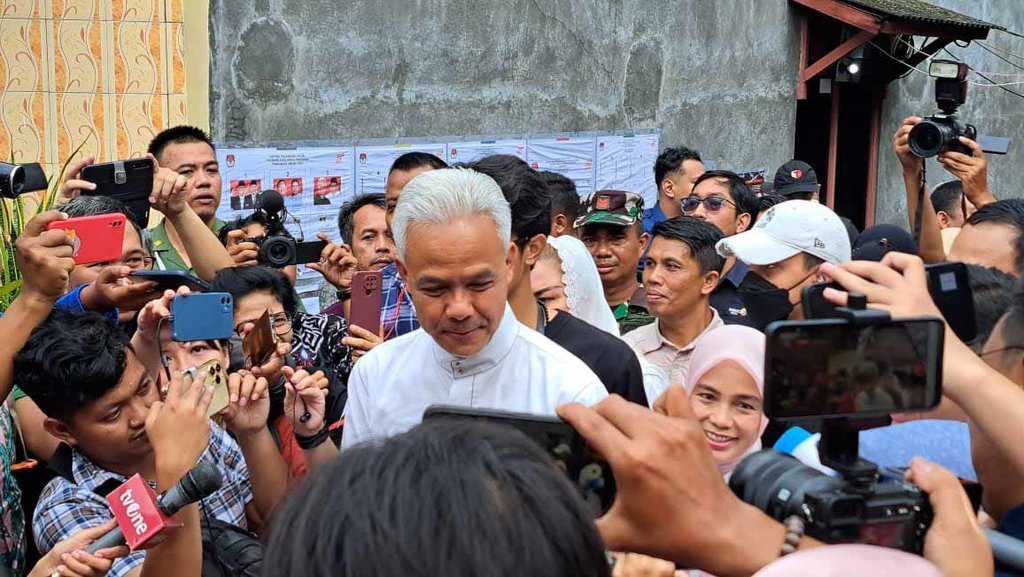 Kelakar Ganjar Usai Nyoblos: Saya Pilih, Itu Loh Rambut Putih Kelakar Ganjar Usai Nyoblos: Saya Pilih, Itu Loh Rambut Putih