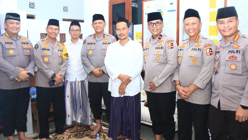Gus Baha Apresiasi Polri Wujudkan Pemilu 2024 Aman dan Damai Gus Baha Apresiasi Polri Wujudkan Pemilu 2024 Aman dan Damai