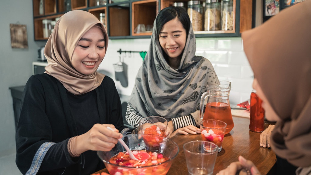 Masih Berpuasa Saat Sudah Ada yang Lebaran, Bagaimana Hukumnya?