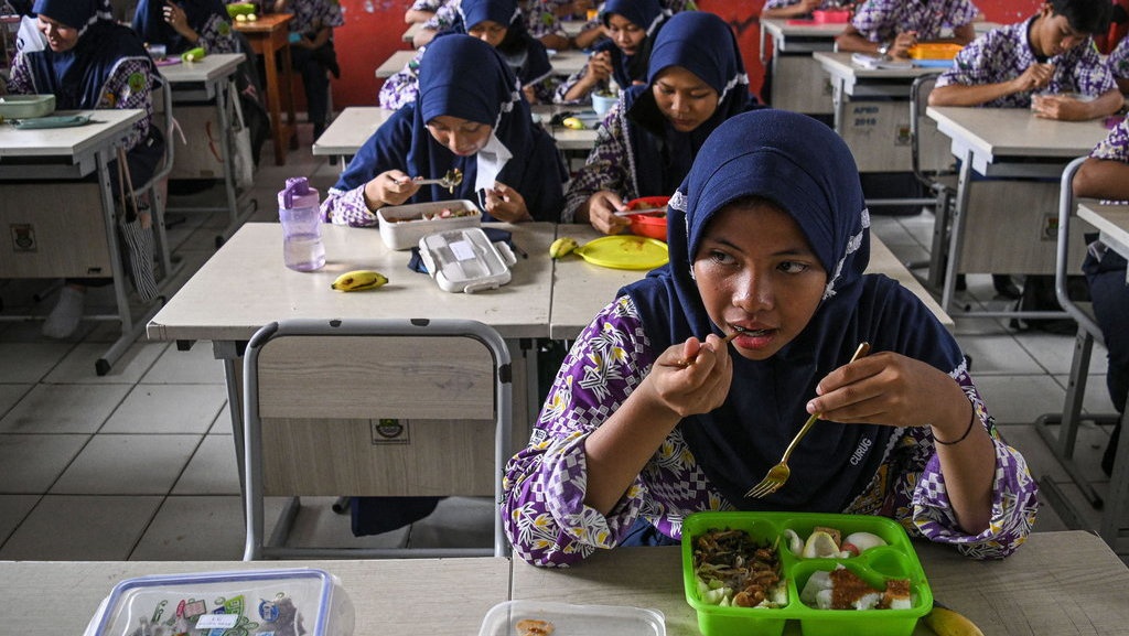 Makan Siang Gratis Pakai Dana BOS Membebani Sektor Pendidikan Makan Siang Gratis Pakai Dana BOS Membebani Sektor Pendidikan