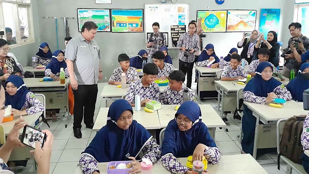 Program Makan Siang Gratis Pakai BOS? Yang Bener Aja, Rugi Dong