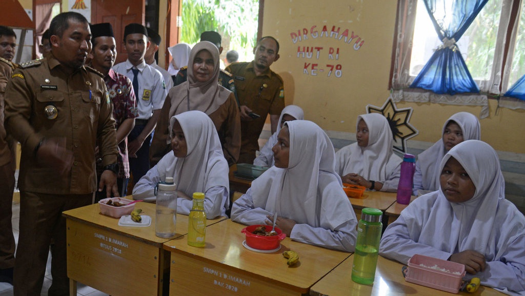 TKD Prabowo: Dana Makan Siang Gratis Tak Otak-Atik BOS Reguler TKD Prabowo: Dana Makan Siang Gratis Tak Otak-Atik BOS Reguler